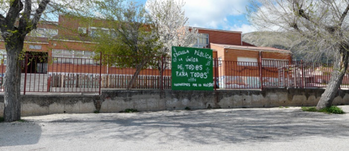 Madres, padres y alumnos se encierran en el colegio de Bustarviejo para apoyar a su directora