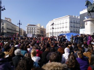 Miles de personas apoyan en Sol la huelga contra las violencias machistas