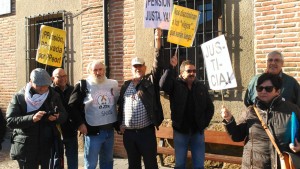 Jubilados de S.S. de los Reyes acompañan a Ángel Oliva, el hombre que en solitario defiende las pensiones dignas en Oropesa