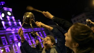 Cacerolada feminista en Sanse y Alcobendas