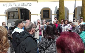 Los pensionistas continúan al sol de los lunes.