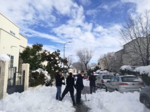 El Ayuntamiento limpia el acceso al Polideportivo y los vecinos las calles.