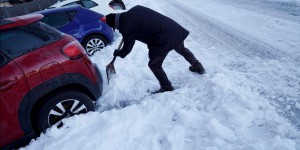 La ayuda vecinal permite a los sanitarios del Hospital sacar sus coches bloqueados por la nieve