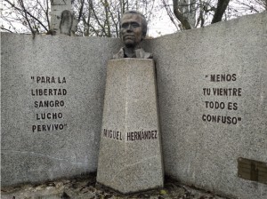 Ofrenda floral en el monumento a Miguel Hernández