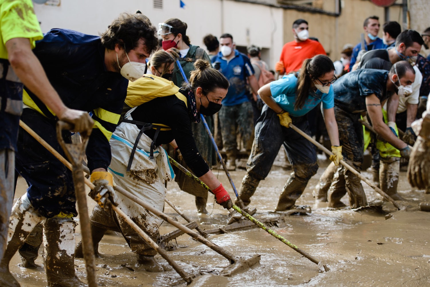 Servicios Públicos, Política y Solidaridad: Un Triángulo Esencial en Tiempos de Crisis