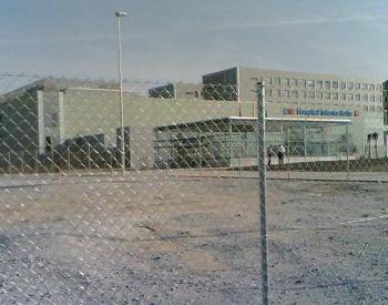 El aparcamiento gratuito de Dehesa Vieja frente al hospital continúa cerrado por orden del PP de Sanse